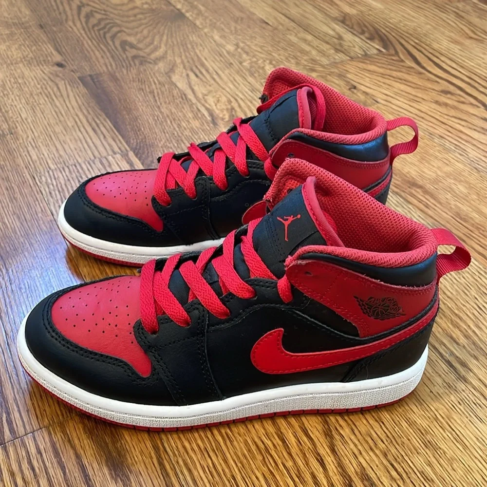 Jordan 1 Retro High Bred Sneakers/Shoes. Size 1Y. Like New Condition.